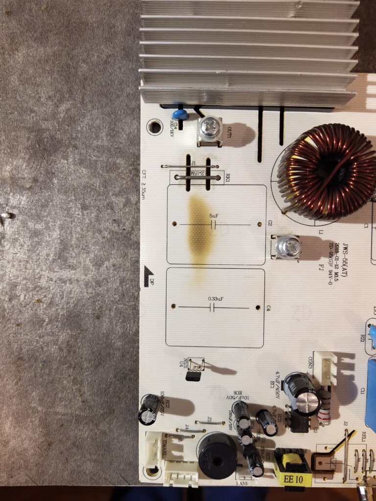 Poškozená část DPS vařiče G3Ferrari G10061 z horní strany před opravou.