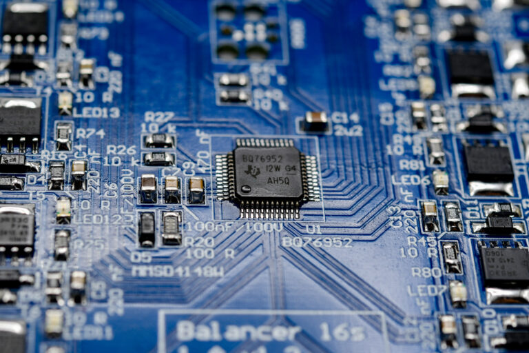 Základ balanceru pro LiFePo4 tvoří integrovaný obvod BQ76952.