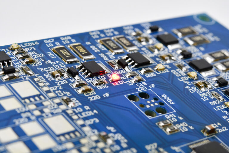 Balancování každého článku je indikováno rozsvícením příslušné červené LED diody. LED1 svítí při balancování 1. článku.
