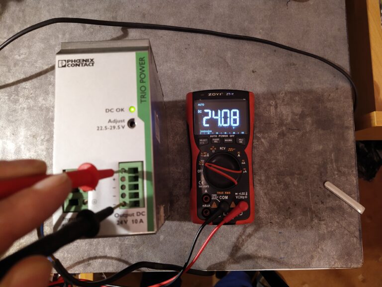Kontrola zdroje Phoenix Contact TRIO-PS/1AC/24DC/10 po opravě. Zdroj je opět funkční.