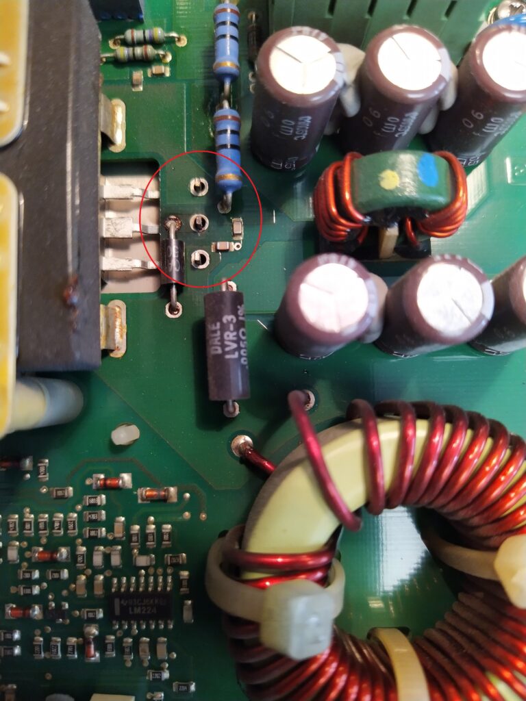 Hlavní sekundární dioda ve zdroji TRIO-PS není od výroby zaletována!