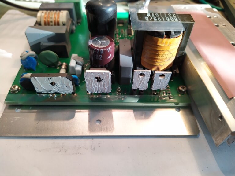 Nově namazané výkonové součástky teplovodivou pastou a vyčištěný chladič ze zdroje Phoenix Contact TRIO-PS.