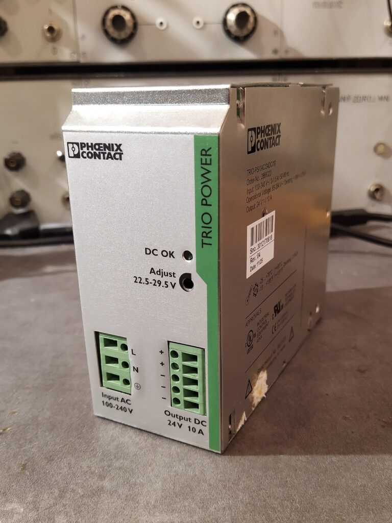Průmyslový zdroj Phoenix Contact TRIO-PS/1AC/24DC/10 zpředu.