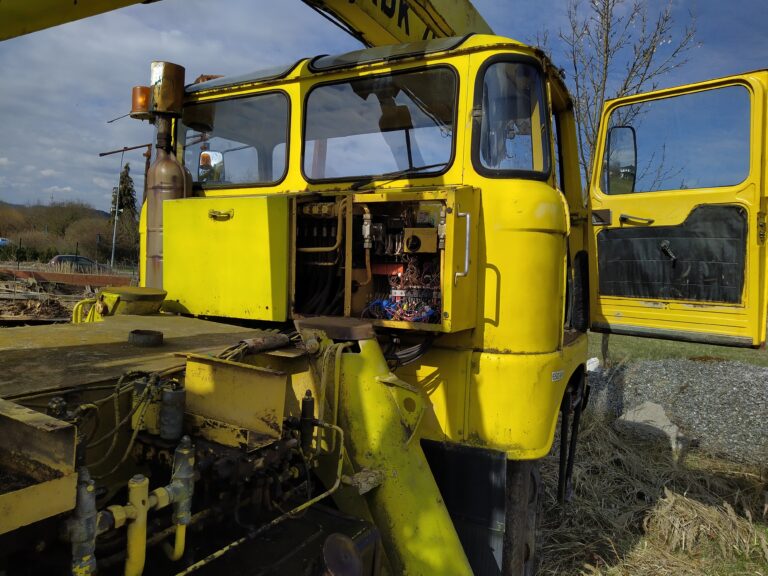 Otevřený elektrorozvaděč v jeřábu IFA ADK 70. Vlevo dole jsou vidět elektromagnetické ventily na hydraulickém rozvaděči jeřábu.