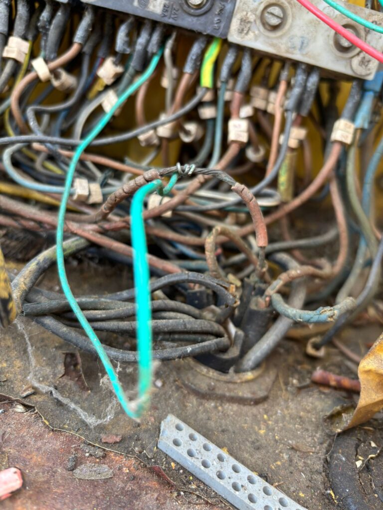 Některé vodiče v elektrorozvaděči jeřábu měly zcela rozsypanou izolaci.