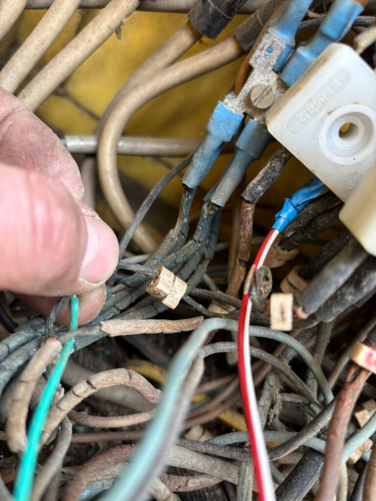 Další vodiče s rozsypanou izolací.