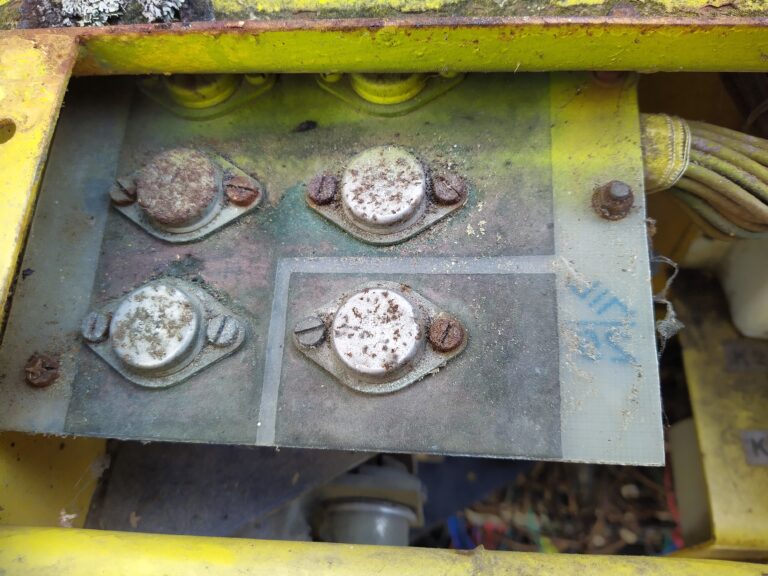 Tranzistorové spínače elektromagnetických ventilů v zapojení se společným kolektorem. Tranzistory jsou Tesla KD606.