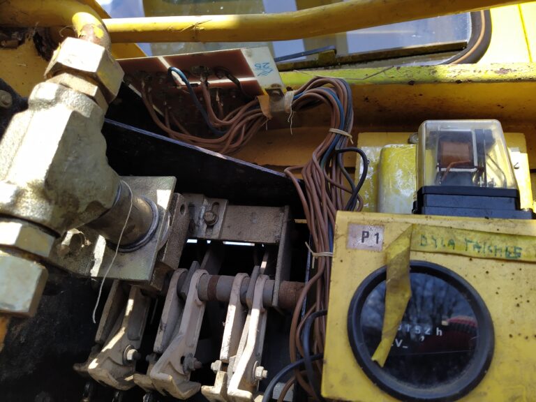 Tranzistorové spínače ze spodní strany.