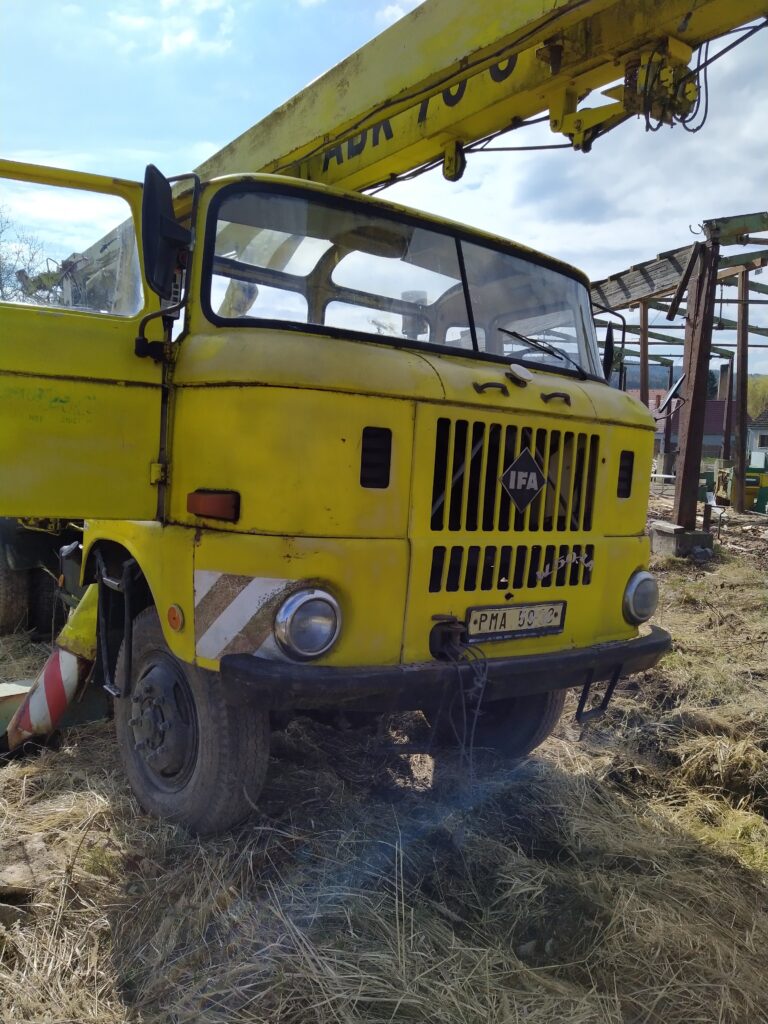 Autojeřáb IFA ADK 70-0 zpředu.