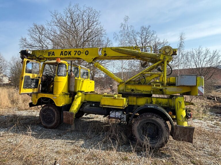Autojeřáb IFA ADK 70 z boku.