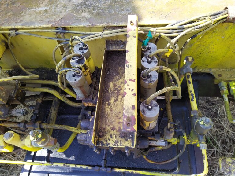 Elektromagnetické ventily na hydraulickém rozvaděči autojeřábu IFA ADK 70.