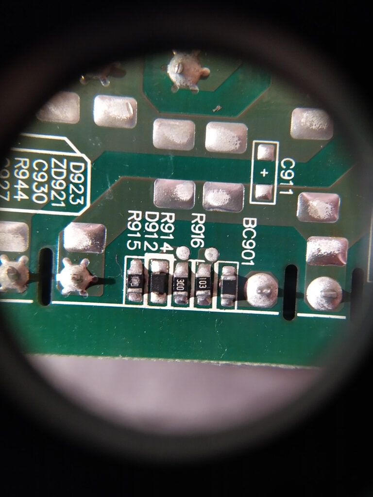 Obvod buzení jednoho z hlavních tranzistorů PFC ve zdroji Meanwell NDR-480-24. Rezistory R914 a R915 jsou i bez měření očividně vadné.