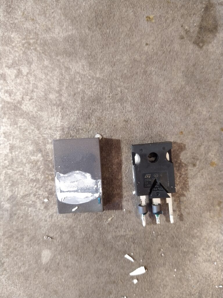 Druhý z paralelní kombinace tranzistorů PFC ze zdroje Meanwell NDR-480-24.