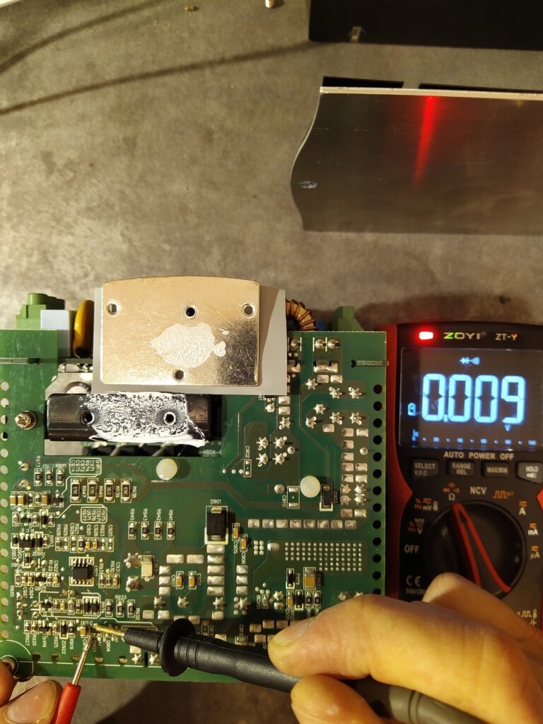 Kontrola push-pull budiče hlavních tranzistorů PFC zdroje Meanwell NDR-480-24. Tranzistory budiče jsou vadné.