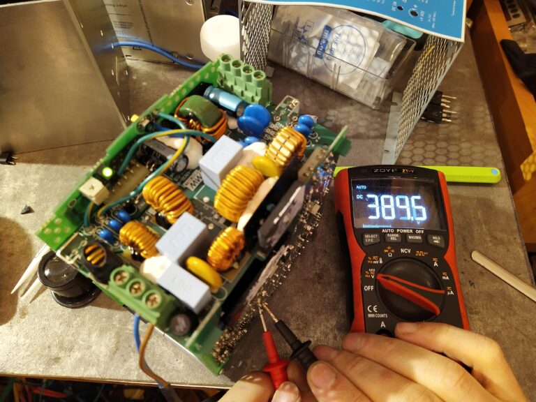 Kontrola napětí PFC po opravě ve zdroji Meanwell NDR-480-24. Napětí je v pořádku.