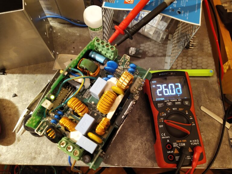 Kontrola výstupního napětí zdroje Meanwell NDR-480-24 po opravě. Napětí je v pořádku.