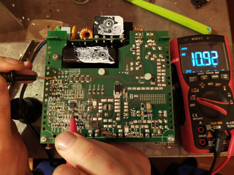 Kontrola napětí na pinu č. 7 - VCC řídicího obvodu PFC - UCC28180 po jeho výměně. Napětí je v pořádku.