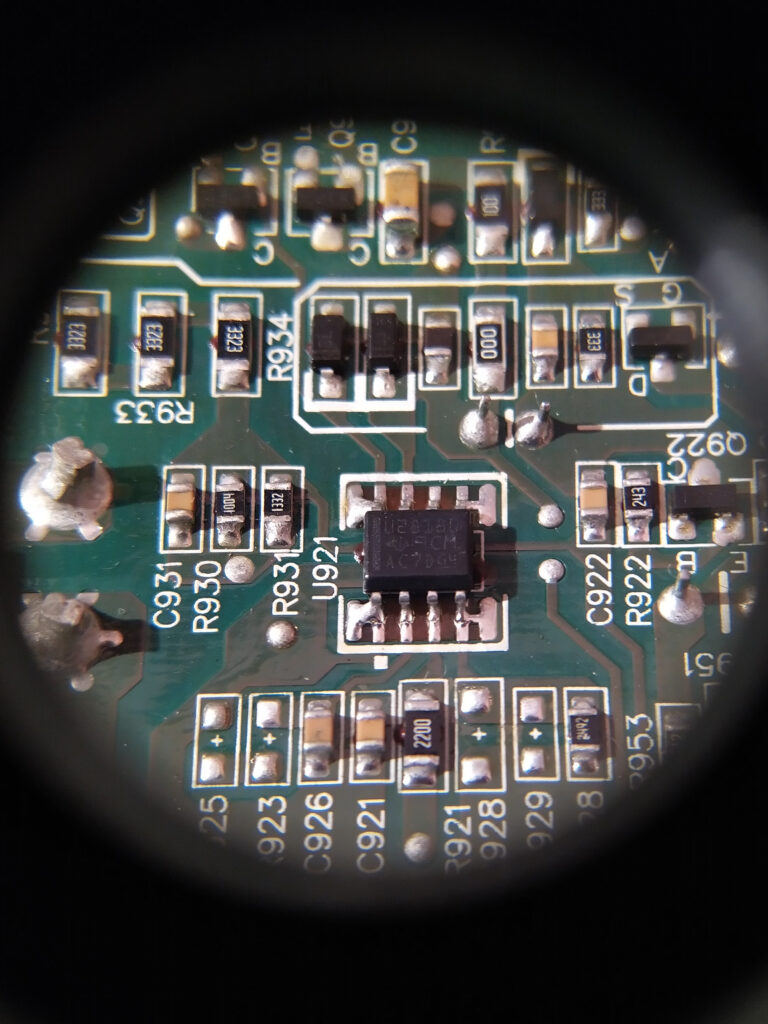 Řídicí obvod PFC UCC28180 ve zdroji Meanwell NDR-480-24.