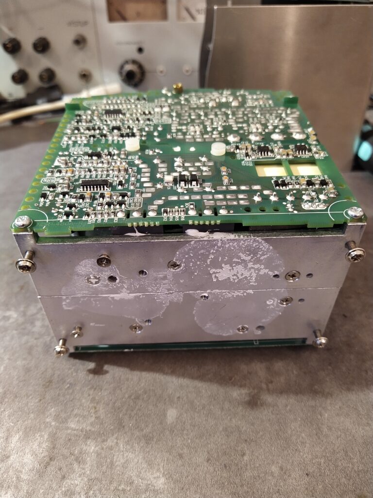 Rozebraný zdroj Meanwell NDR-480-24 ze spodní strany. Opět nedostatečné množství teplovodivé pasty na chladiči.