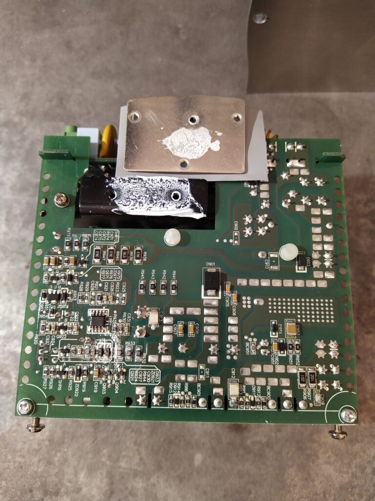 Rozebraný zdroj Meanwell NDR-480-24 ze strany vstupu sítě a PFC. Na horním chladiči síťového usměrňovače je použito opět velmi malé množství teplovodivé pasty.