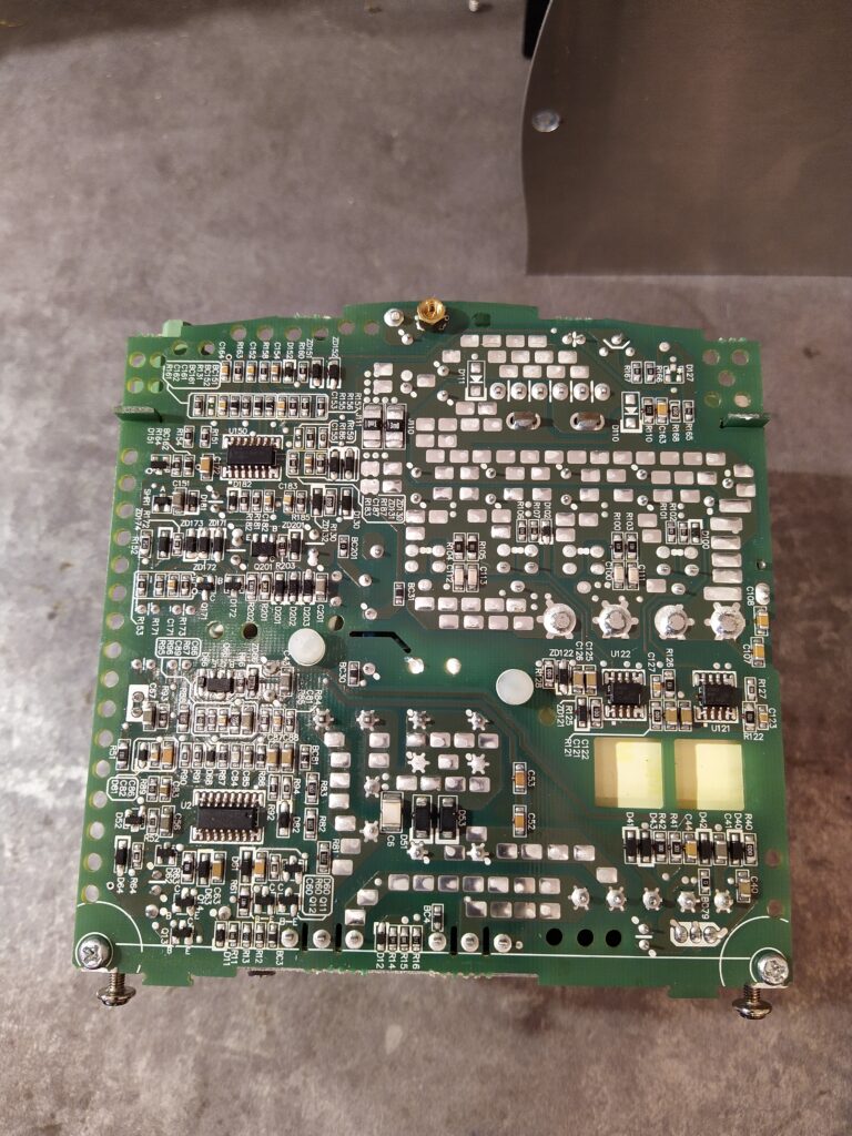 Rozebraný zdroj Meanwell NDR-480-24 ze strany hlavního měniče a sekundárních obvodů.