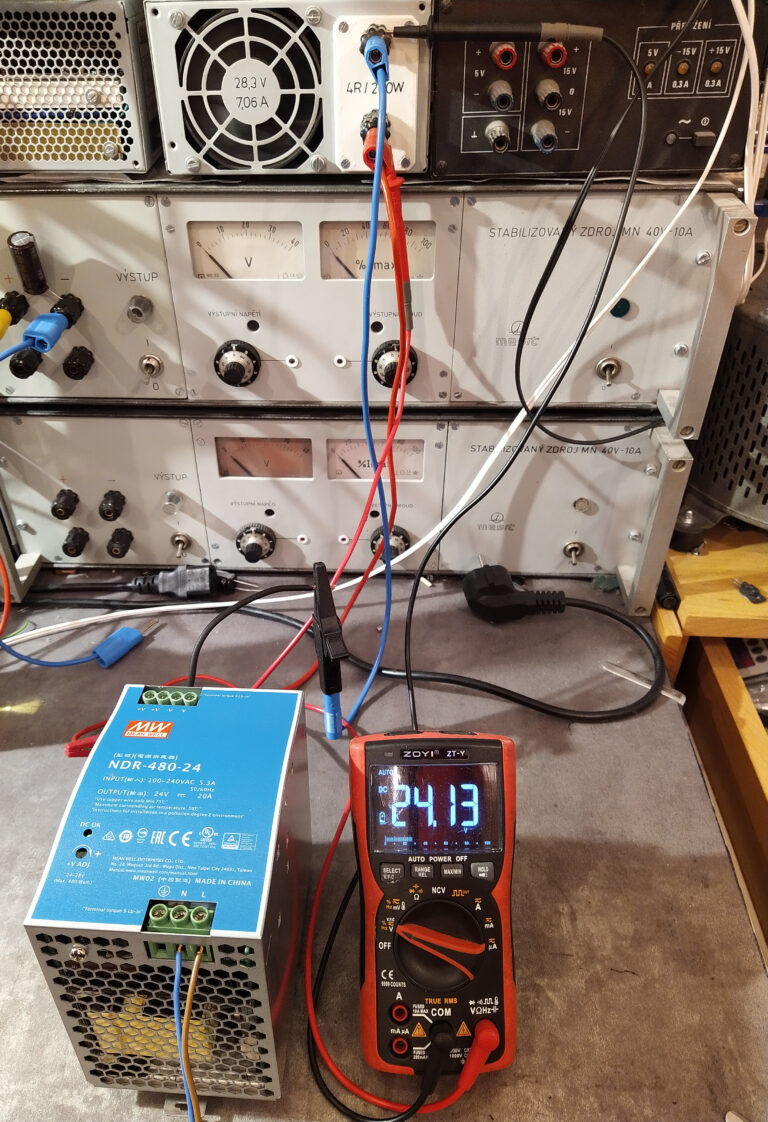 Testování zdroje Meanwell NDR-480-24 po opravě se zátěží 140 W. Zdroj je funkční.