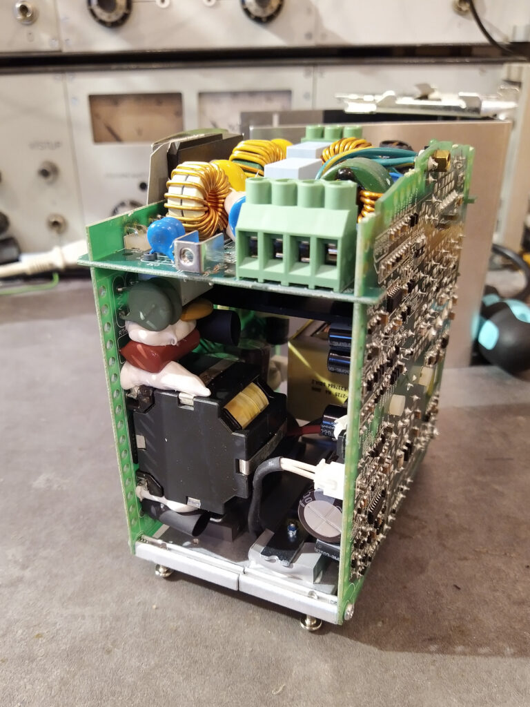 Průmyslový zdroj Meanwell NDR-480-24 rozebraný.