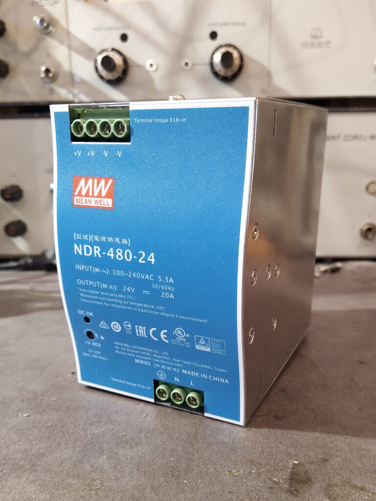 Průmyslový zdroj Meanwell NDR-480-24 zpředu.