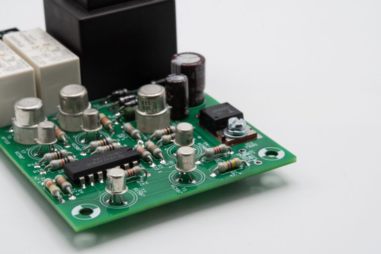 Elektronika softstartéru pro svářečky. Detail osazených THT součástek. Logický obvod není v patici, ale pro vyšší spolehlivost je do DPS zaletován.