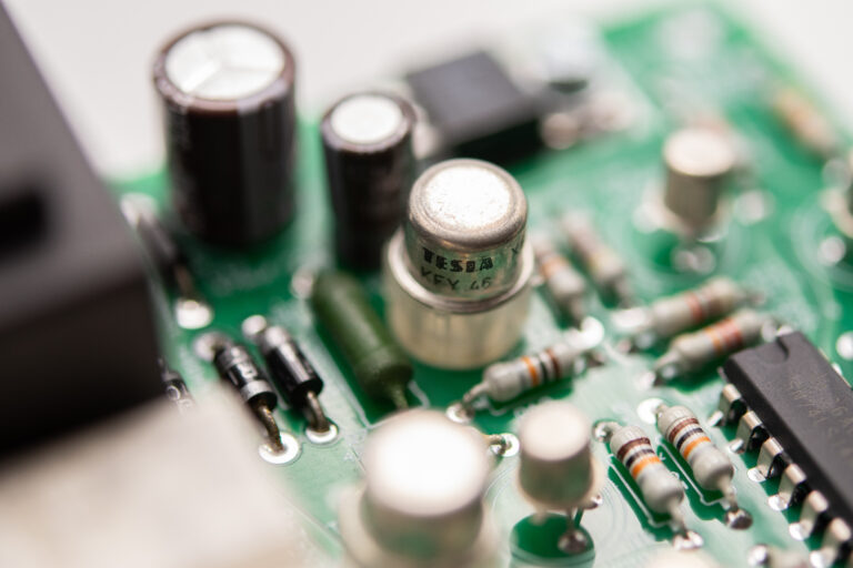 Detail tranzistoru Tesla použitého v elektronice softstartéru pro svářečky.