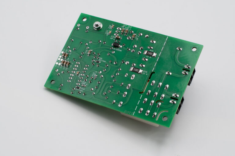 Elektronika softstartéru pro svářečky ze spodní strany. Elektronika obsahuje minimum SMD součástek.