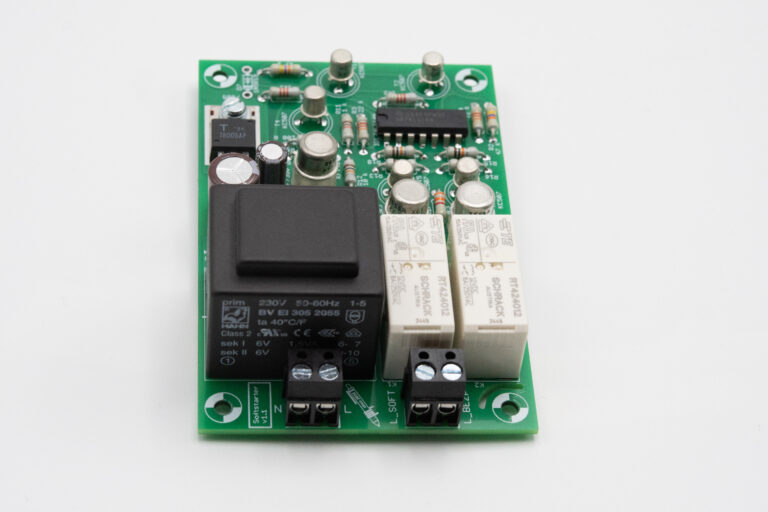 Detail připojovacích svorkovnic elektroniky softstartéru pro svářečky.