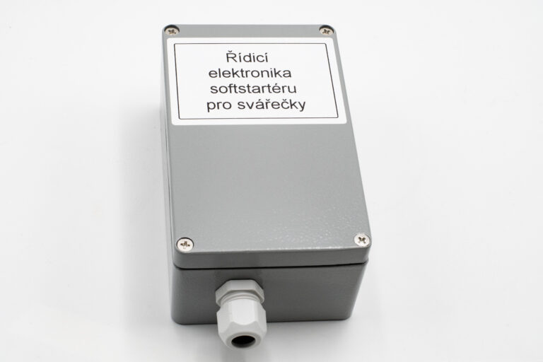 Elektronika softstartéru v hliníkové krabičce zpředu.