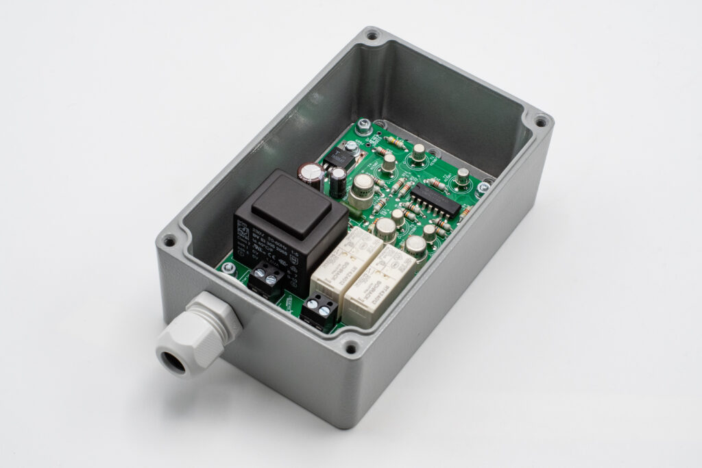 Otevřená krabička s elektronikou softstartéru.
