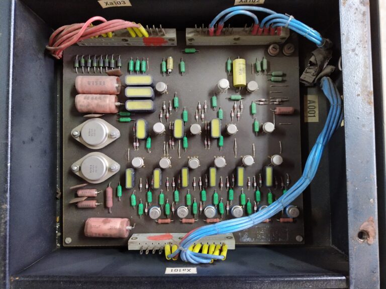 Řídicí elektronika svářečky ZU315 ve svářečce před repasí.