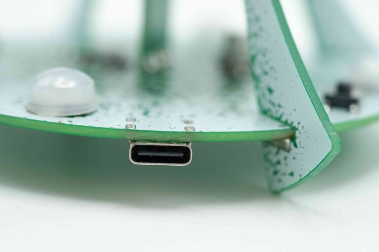 Detail napájecího konektoru USB-C ve spodním patře stromečku.