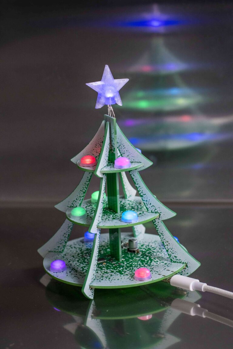 Rozsvícený LED vánoční stromeček, foto 2.